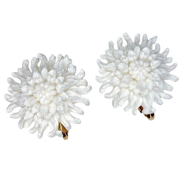 VTG 50s Flower Clip-On Earrings White Chrysanthemum Gold Tone Mid Century Floral - Picture 1 of 12